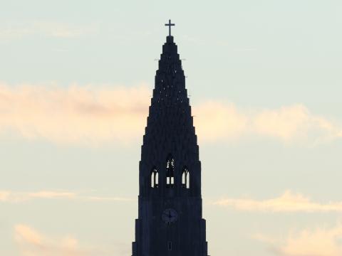 hallgrimskirkja tower in winter