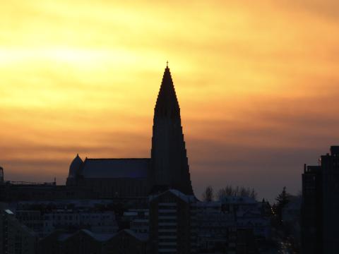 hallgrimskirkja surrounded by the winter sun