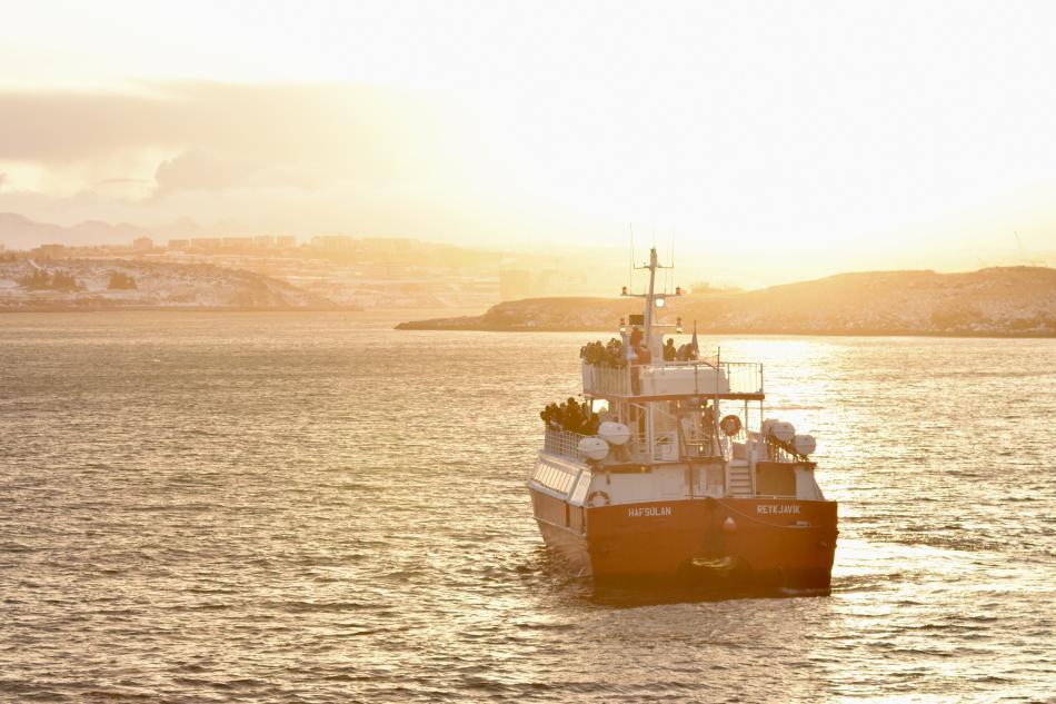 hafsúlan boat filled with passengers
