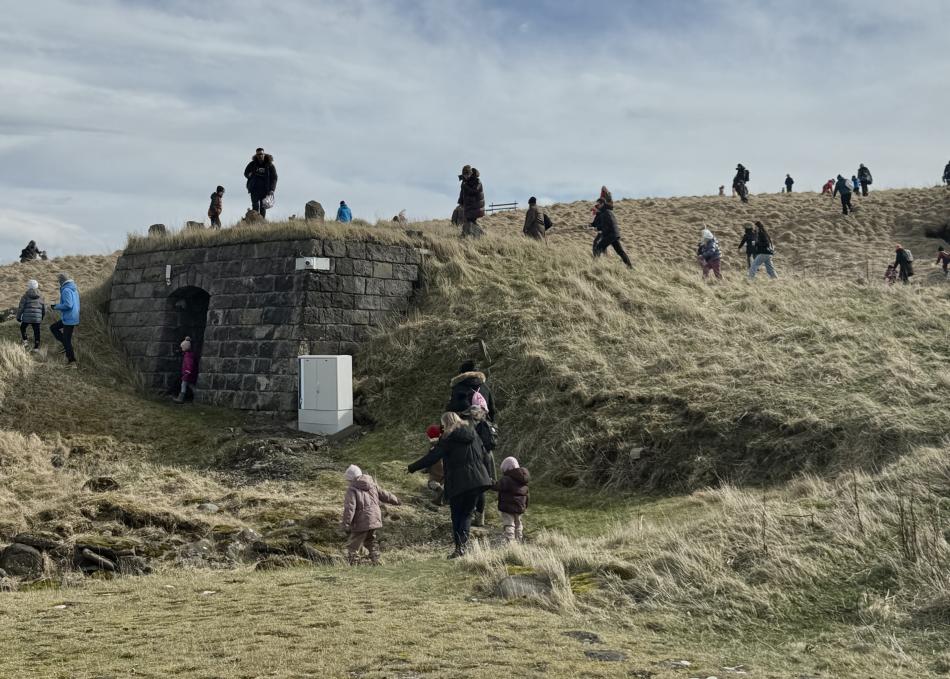 children look for easter eggs on viðey island