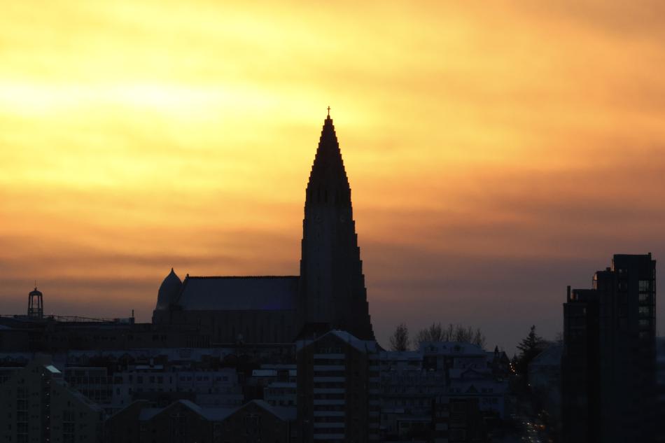 hallgrimskirkja surrounded by the winter sun