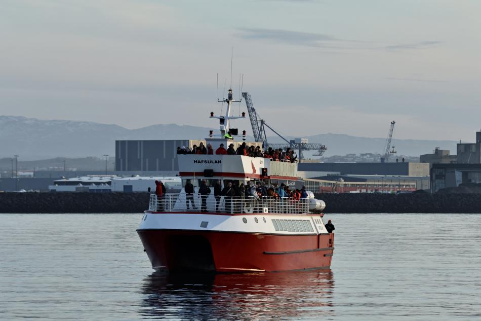 hafsúlan boat filled with passengers